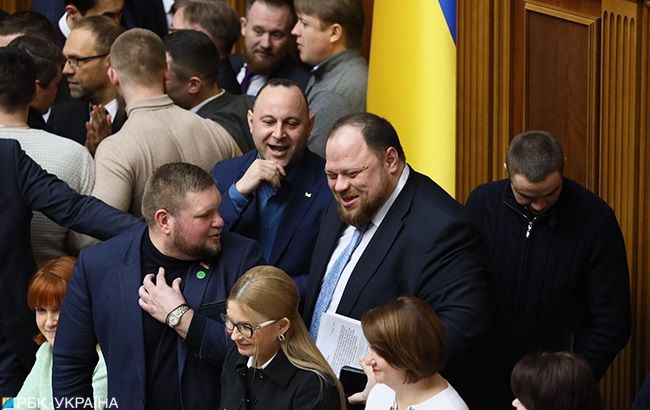 Верховная рада продлила пленарное заседание до 19:30