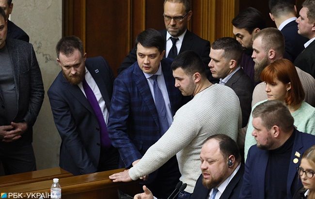 Рада начала рассмотрение земельной реформы, нардепы блокируют трибуну