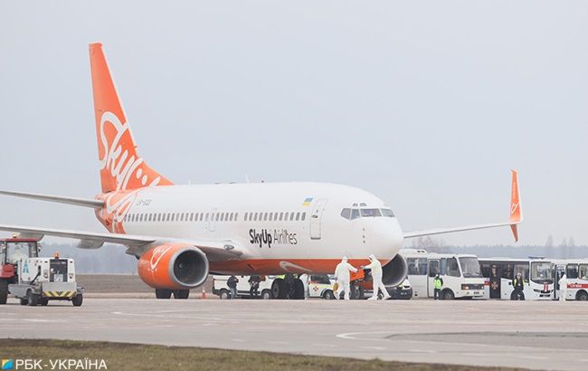 Самолет из Уханя приземлился в "Борисполе" на дозаправку, - МВД