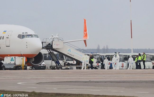 Евакуйовані з Уханя українці зійшли з літака