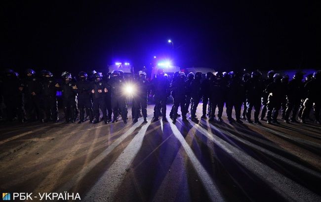 Евакуйовані з Уханя прибутку в Нові Санжари