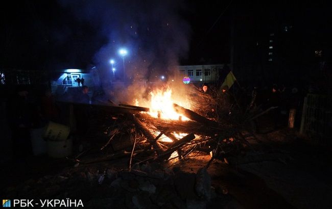 Баррикады и столкновения с силовиками: как Новые Санжары митинговали против размещения эвакуированных