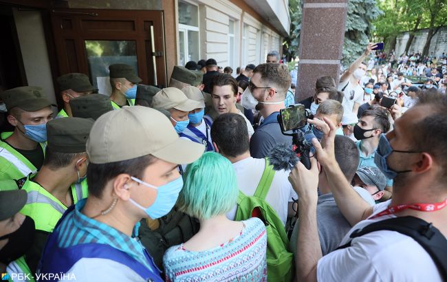 В Киеве произошли столкновения под судом, где избирают меру пресечения Стерненко