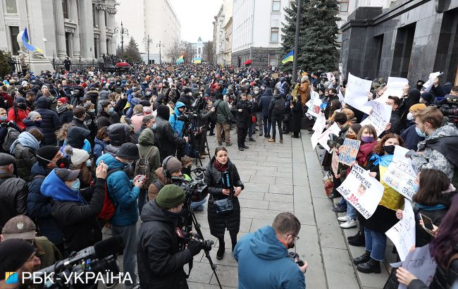Под Офисом президента массовый протест в поддержку Стерненко
