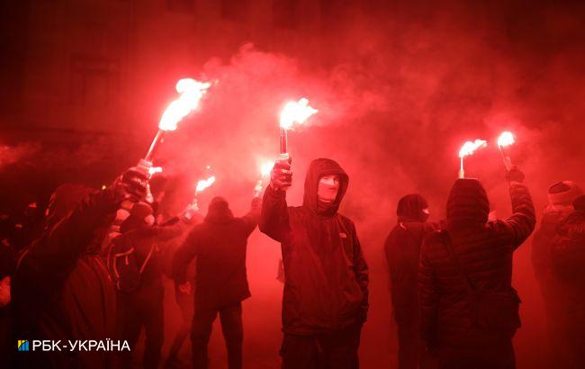 Под ОП беспорядки в поддержку Стерненко, жгут файеры