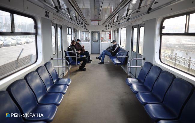 Перший день локдауну у Києві: транспорт порожній, таксі втридорога, а в службах доставки завал