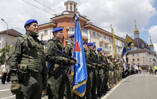Город со шрамами. Как Мариуполь провел седьмую годовщину освобождения от боевиков