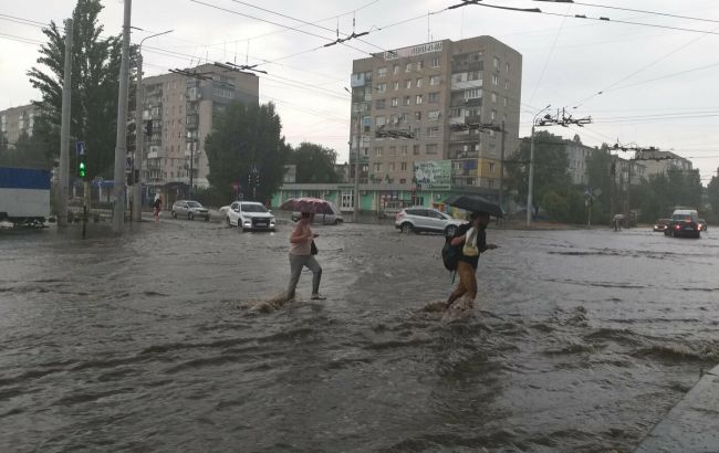 Северодонецк накрыл ливень. Движение транспорта ограничено