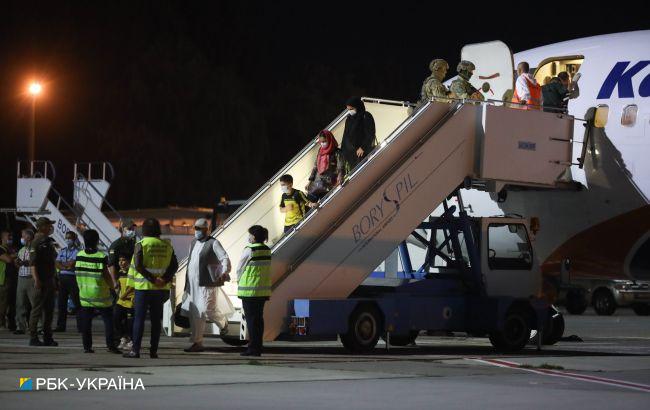 Эвакуированные в Украину 65 граждан Афганистана попросили статус беженца