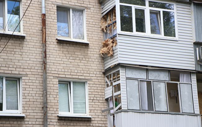 У багатоквартирних будинках Дніпра ліквідовують наслідки ворожої атаки 