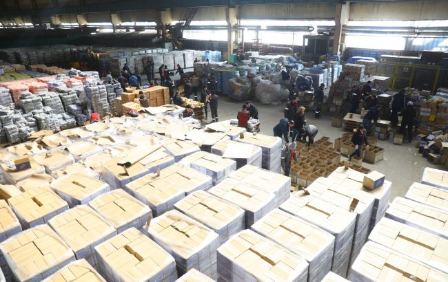 Переселенцы в Киеве получают помощь от Фонда Ахметова