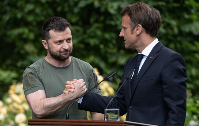 Зеленский провел непротокольный разговор с Макроном: о чем говорили