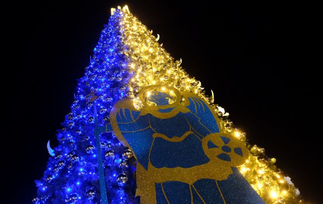 У Києві засвітили головну ялинку України: неймовірні фото