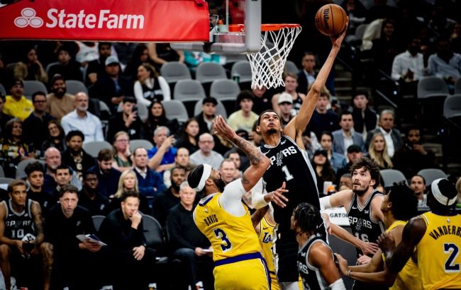 Первый номер драфта оформил путбэк на спине центрового "Лейкерс": момент дня в НБА