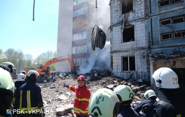 В Умани во время разбора завалов дома вспыхнул пожар (видео)