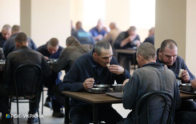 Рахунок у магазині, церква та дзвінки. Що дозволяють окупантам в українському полоні