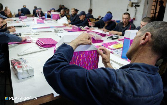 Каша з м'ясом, робота та барбершоп: як живуть окупанти в українському полоні