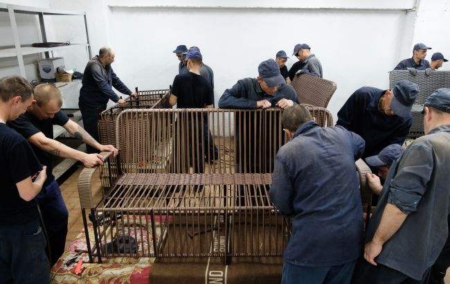 Як виглядає табір для полонених росіян: ексклюзивне відео РБК-Україна