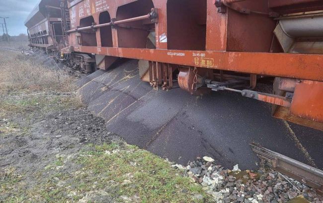 У Польщі невідомі розкрили та висипали три українські зерновози