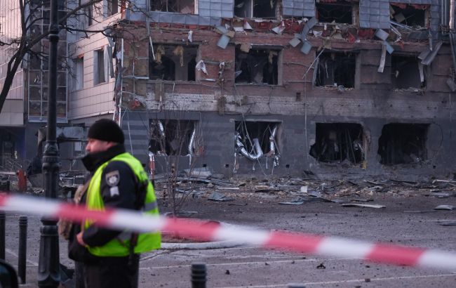 РФ вдарила балістикою по Києву: є влучання уламків, пожежі, загиблий та постраждалі