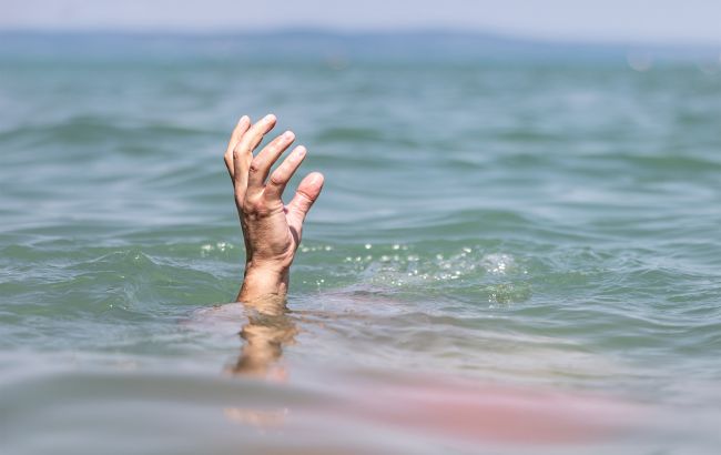 Підлітки знімали на відео, але не допомогли: у Дніпрі в кар&rsquo;єрі потонув чоловік