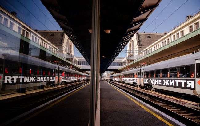 "Укрзалізниця" показала пошкоджений арт-поїзд після обстрілу: він уже вирушив у рейс (фото)