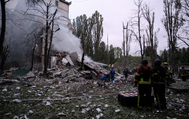 Ракетний удар по будинку у Києві: зруйновано під'їзд, під завалами люди - репортаж РБК-Україна