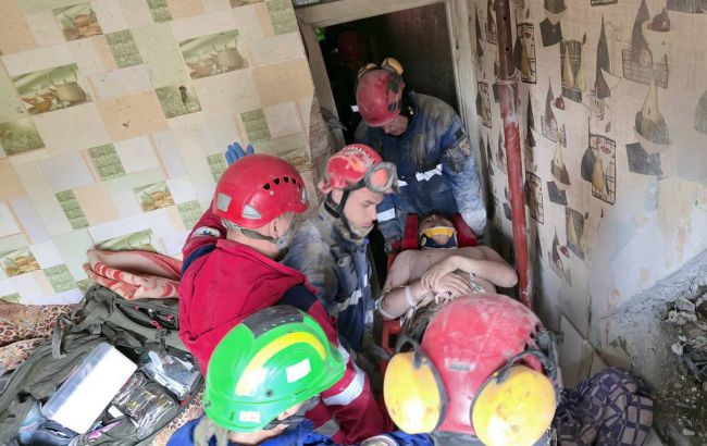 Живий! Рятувальники показали чоловіка, якого дістали з-під завалів в Києві