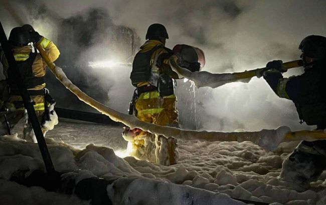 Села без газу, пожежа на підприємстві: з'явилися деталі атаки РФ на Київщину (фото)