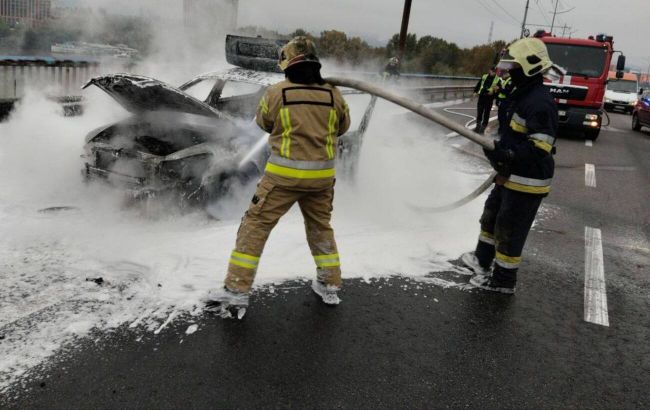 У Києві на Північному мосту під час руху спалахнула автівка (фото)