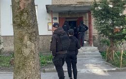 Во Львове мужчина стрелял в многоэтажке