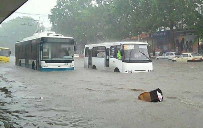 Улицы оккупированного Симферополя залило водой