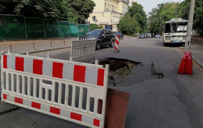 Через прорив труби у Києві обмежений рух транспорту