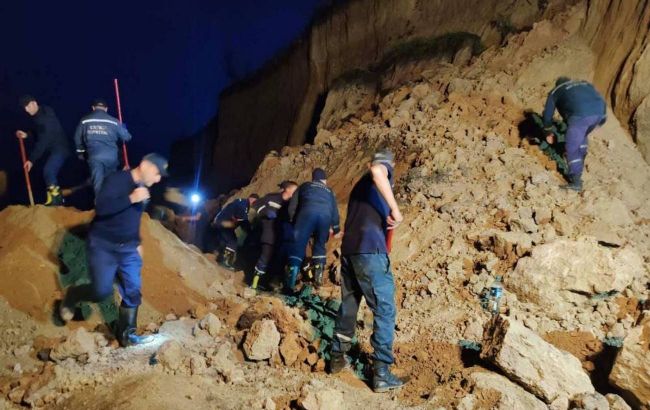 Оползень сошел на пляж в Одесской области: искать пострадавших будут ночью