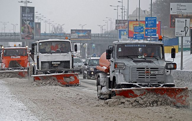 Для уборки последствий непогоды в Киеве задействовано 364 единицы техники