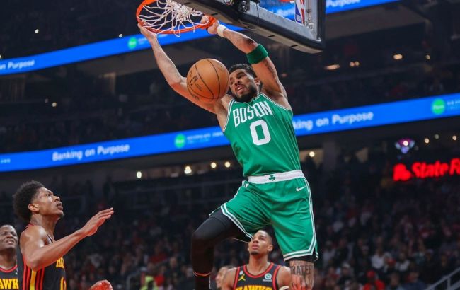 Зірка "Бостона" оформив шалений данк на підбиранні: момент дня в НБА