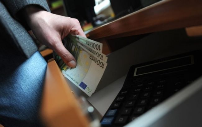 В Киеве прокуратура задержала двух таможенников за систематическое взяточничество