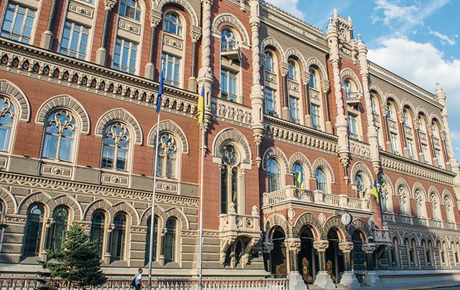 НБУ сократил покупку валюты на межбанке почти в два раза