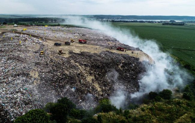 В Тернопольской области второй день тушат пожар на свалке