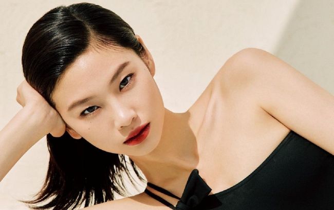 Звезда "Игры в кальмара" в откровенном образе украсила обложку глянца