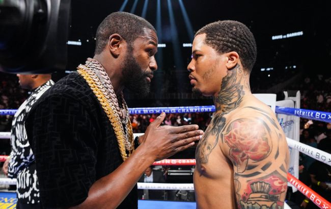 Мейвезер провел битву взглядов с бойцом MMA: видео странного поведения телохранителя боксера