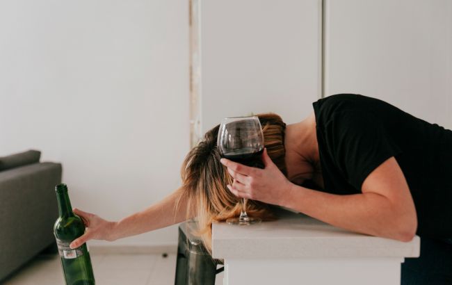 Психолог назвав 3 ознаки алкогольної залежності та хто у групі ризику
