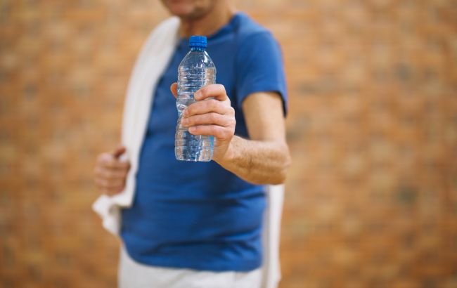 Ніколи не пийте воду з пластикової пляшки, яка лежала в авто: ось чому