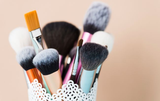 Ось що станеться зі шкірою, якщо понад місяць не чистити пензлі для макіяжу