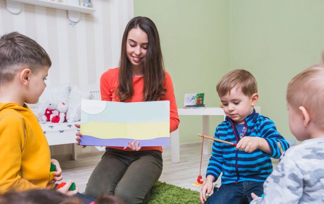 Критично низькі. Коли зростуть зарплати у вихователів в Україні