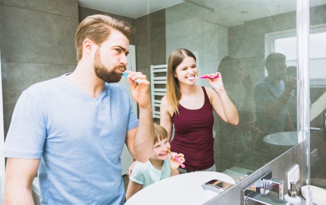 Стоматолог назвала зубну щітку, яка найкраще бореться з карієсом