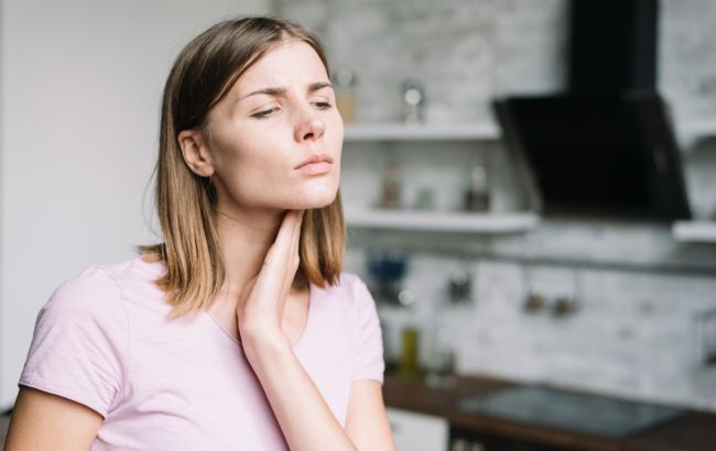 Болить горло? Уникайте цих 5 продуктів у своєму раціоні