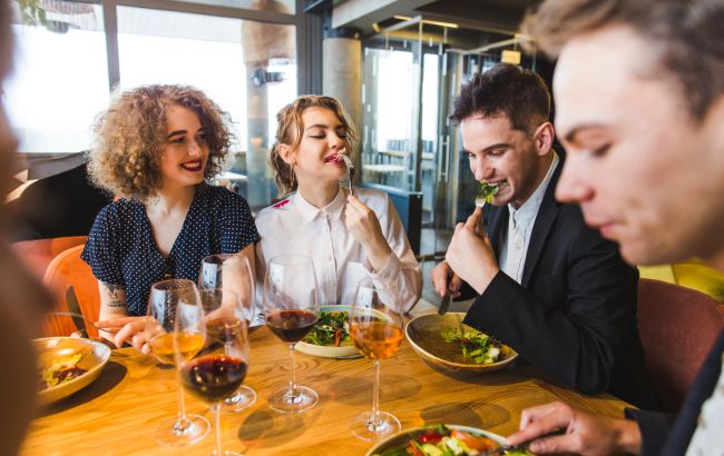 Всі столики заповнені. Названо ресторани Києва, де постійні черги на вхід