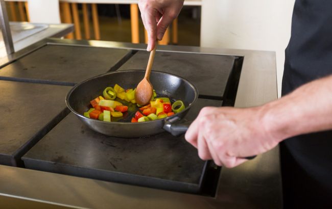 Распространенная ошибка, которая может испортить антипригарную сковородку