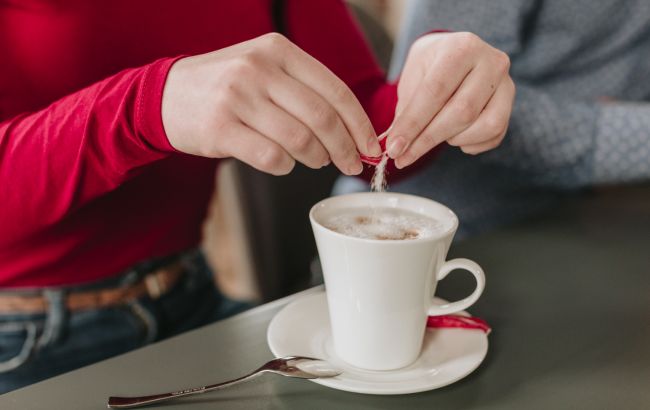 Ви щодня додаєте це у напої. Названо продукт, який викликає сильний голод